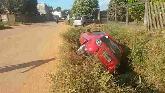 Veículo cai em vala na Zona Leste