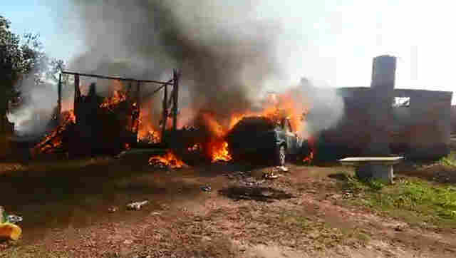 Fogo destrói casa e carro no Bairro Socialista; Vídeo