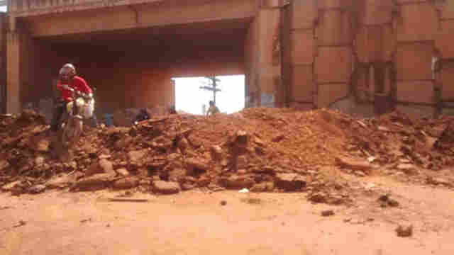 Obra bloqueia acesso à Avenida e irrita moradores