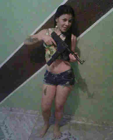 MULHER É PRESA COM MAIS DE 60 COMPRIMIDOS DE ECSTASY