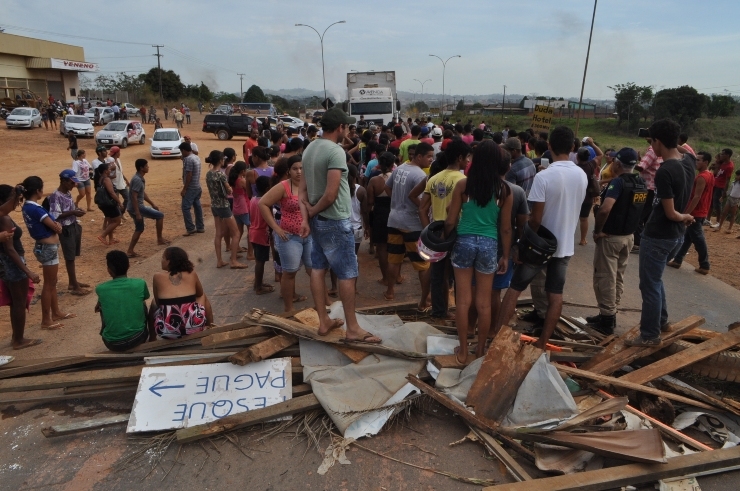 Após reintegração de posse, sem teto fecham a BR-364