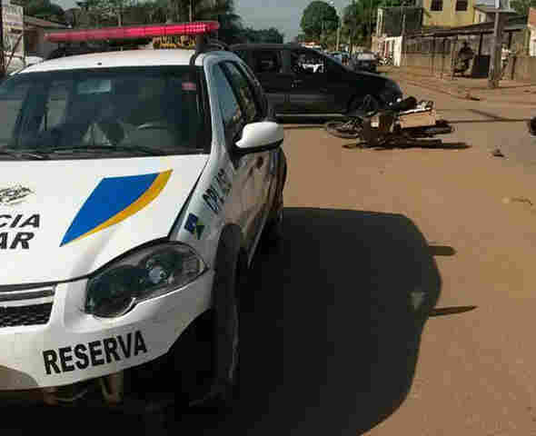 Viatura da PM avança preferencial e atinge motociclista