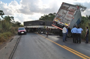 Acidente envolvendo duas carretas deixa vítima fatal na BR 364