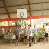 Cansados de esperar, moradores limpam quadra de esporte em São Carlos