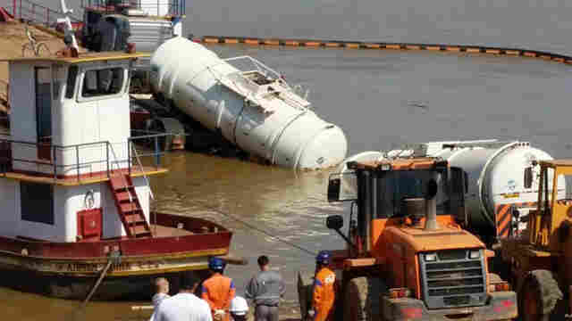 Caminhão com 50 mil litros de combustível cai no Madeira