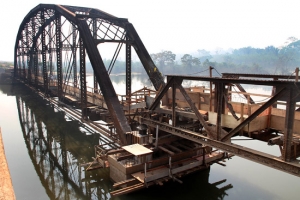 Obras de alteamento da ponte ferroviária de Jacy-Paraná já estão na metade