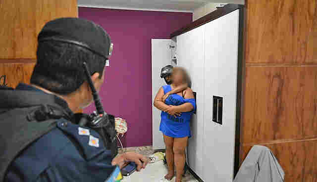 Depois de quase meia hora de negociação, PM liberta refém e prende dois assaltantes; Vídeo