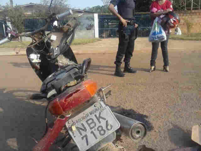 Homem destrói a própria motocicleta a marteladas