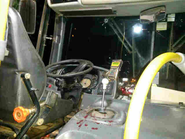 MULHER ATINGIDA POR BALA PERDIDA EM ÔNIBUS NA CAPITAL; MOTORISTA FICOU FERIDO