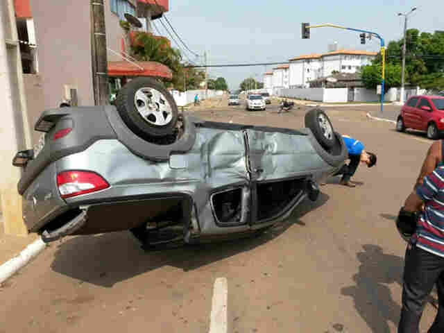 Grave acidente entre carro e moto deixa três vítimas lesionadas