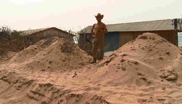 PREFEITURA LIMPA SÃO CARLOS E DEIXA MONTANHAS DE TERRA EM FRENTE A CASAS DE MORADORES ATINGIDOS POR CHEIA