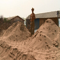 PREFEITURA LIMPA SÃO CARLOS E DEIXA MONTANHAS DE TERRA EM FRENTE A CASAS DE MORADORES ATINGIDOS POR CHEIA