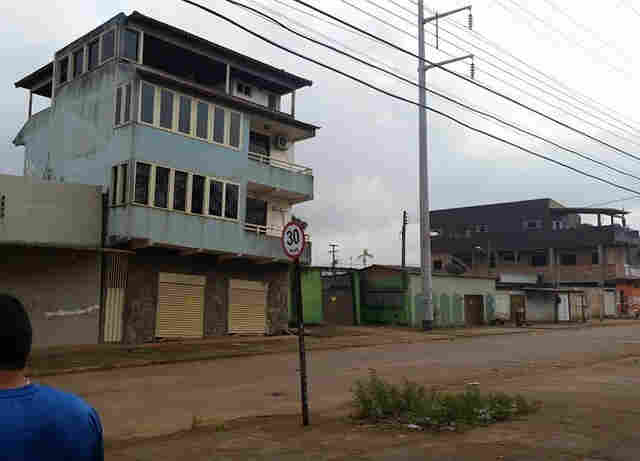 Defesa Civil isola prédio que ameaça cair próximo à escola