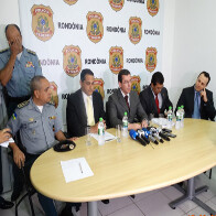 POLICIAIS PRESOS AGIAM COM CONTRABANDISTA; OPERAÇÃO NACIO APREENDE 7 QUILOS DE MACONHA; vídeo