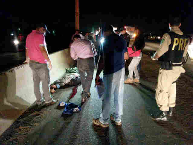 CARRO ATROPELA E MATA IDOSO NA BR-364