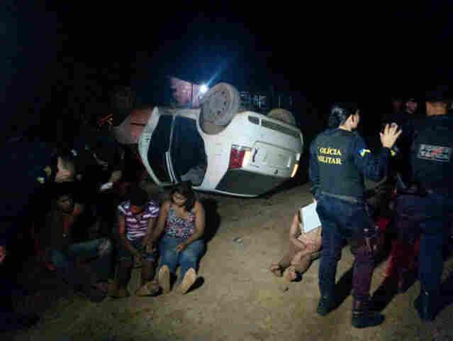 Cinco pessoas são detidas depois de fugirem da polícia em um carro roubado