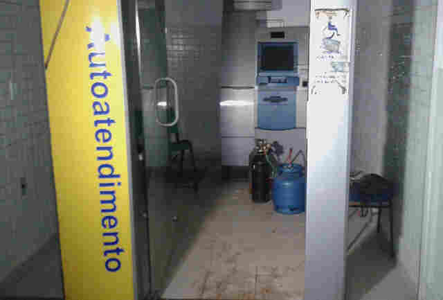 CRIMINOSOS RENDEM FUNCIONÁRIOS DO JOÃO PAULO II E ROUBAM DINHEIRO DE CAIXA ELETRÔNICO