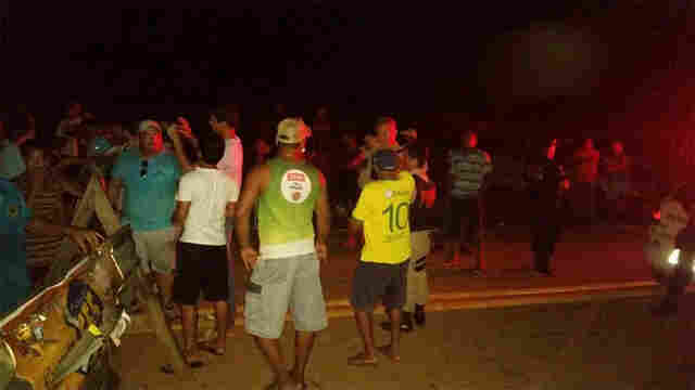 FALTA DE ENERGIA REVOLTA MORADORES DE VÁRIOS BAIRROS DA CAPITAL; ACESSO À PONTE FOI FECHADO