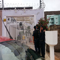 CRIMINOSOS INVADEM CASA E FAZEM REFÉNS; PM CERCA LOCAL NA CAPITAL