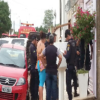 ASSALTO COM REFÉNS NA CAPITAL: PARENTES DE CRIMINOSOS CHEGAM E NEGOCIAÇÃO RENDIÇÃO