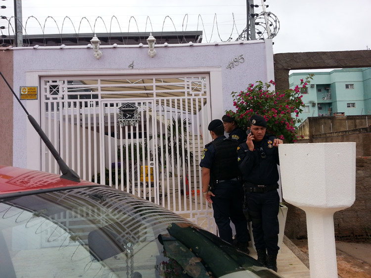 CRIMINOSOS INVADEM CASA E FAZEM REFÉNS; PM CERCA LOCAL NA CAPITAL