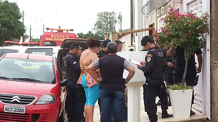 ASSALTO COM REFÉNS NA CAPITAL: PARENTES DE CRIMINOSOS CHEGAM E NEGOCIAÇÃO RENDIÇÃO