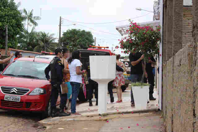 CRIMINOSOS SE ENTREGAM APÓS 40 MINUTOS DE NEGOCIAÇÃO