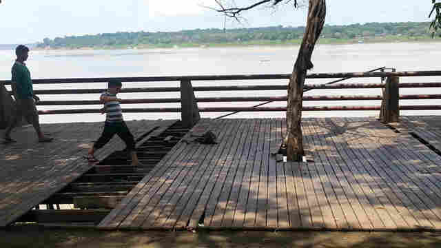Praça da EFMM abandonada e passarela pode causar acidente