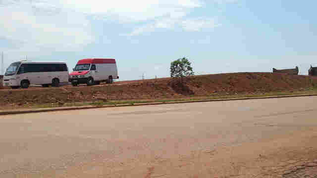 Abandonado há anos, viaduto serve de vitrine para venda de carros