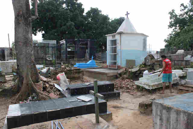 População reclama da falta de água e segurança no Cemitério dos Inocentes