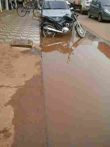 Boca de lobo entupida causa alagação na avenida Jatuarana