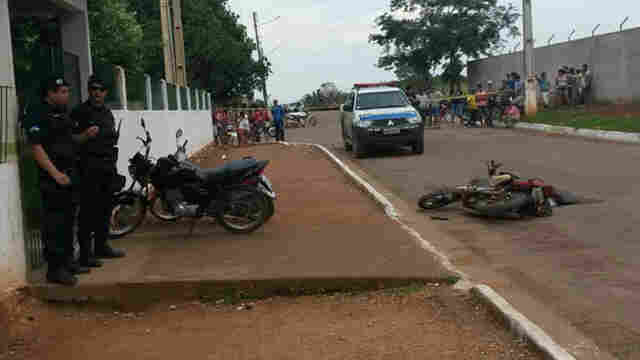 Homem é morto a tiros no meio da rua