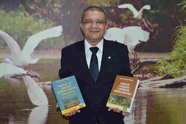 Magistrado lança livro e revela outros dons culturais