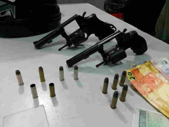 Assaltantes são presos com dois revolveres após roubo em mercado