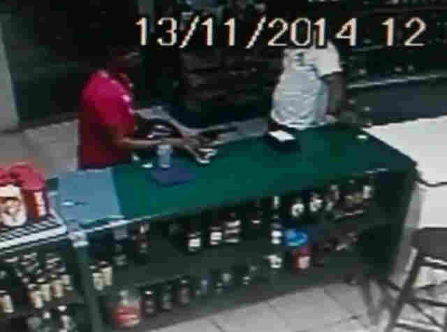 CLIENTE É MORTO A TIROS APÓS REAGIR A ASSALTO EM BAR; Vídeo