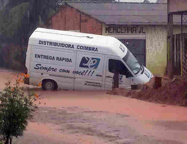 Chuva causa alagações em vários pontos da Capital