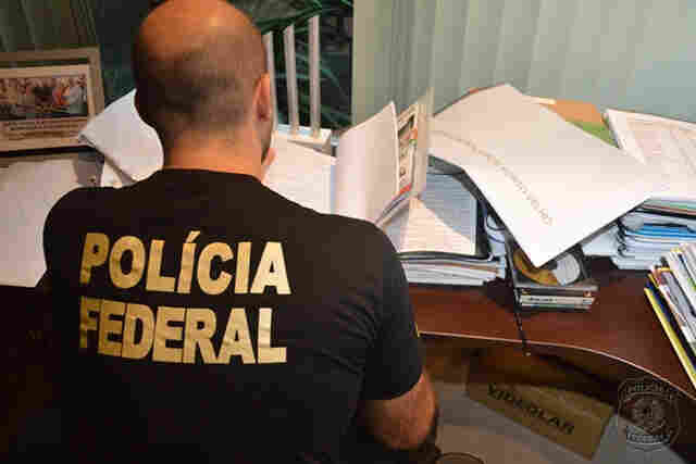 OPERAÇÃO PLATÉIAS: DETIDO EM CASA, GOVERNADOR ESTAVA DE SHORT E BONÉ
