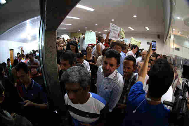 GOVERNO MOBILIZA BANCADA NA ALE E SERVIDORES PARA EVITAR AFASTAMENTO