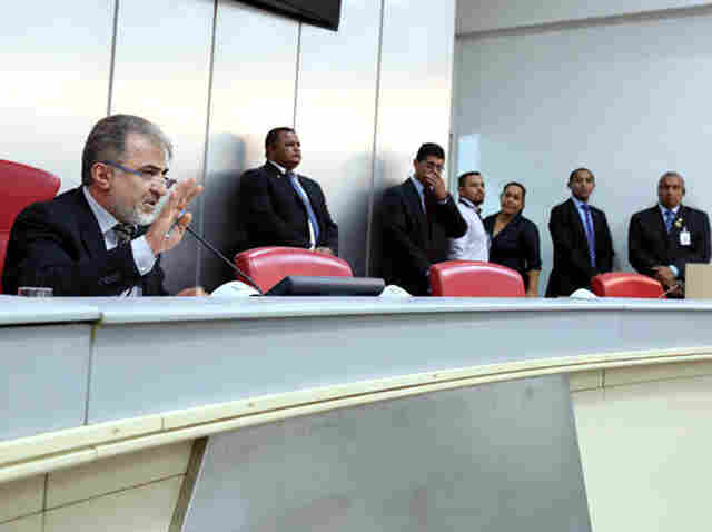 Governador monta rede de proteção, intervém na Assembleia e faz deboche dos órgãos fiscalizadores