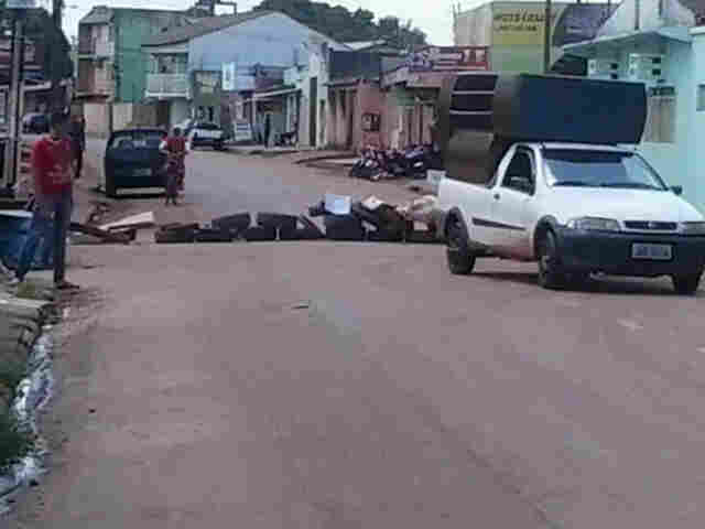 Manifestantes fecham ruas de importante acesso à Zona Sul da capital
