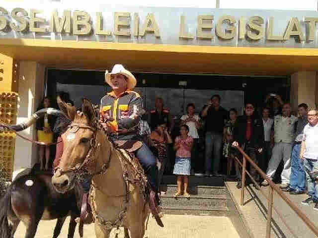 DEPUTADO BOIADEIRO DENUNCIADO POR OFERECER CHURRASCO DURANTE TRANSMISSÃO DE JOGOS DA COPA DO MUNDO