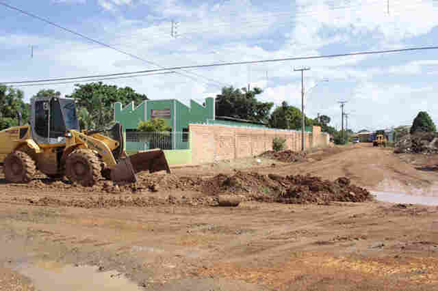 Prefeitura realiza mutirão de limpeza e implanta sistema de drenagem na Jatuarana