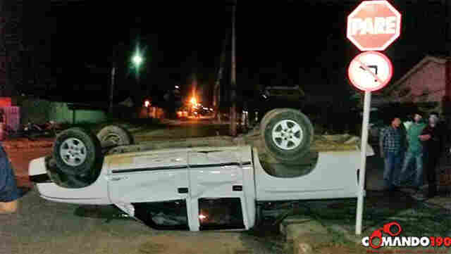 Adolescente de 15 anos dirige camionete pela contramão e causa acidente