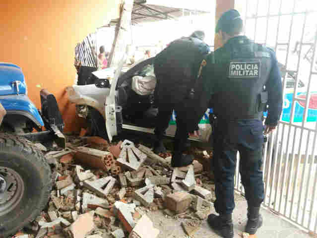 PMS FICAM FERIDOS APÓS ACIDENTE COM VIATURA QUE INVADIU CASA