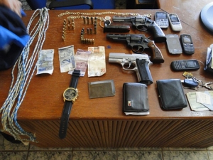 Ação conjunta da PM e Policia Civil prende quadrilha e apreende três armas e diamantes