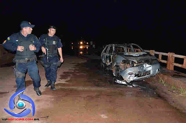 Motorista embriagado destrói carro em ponte