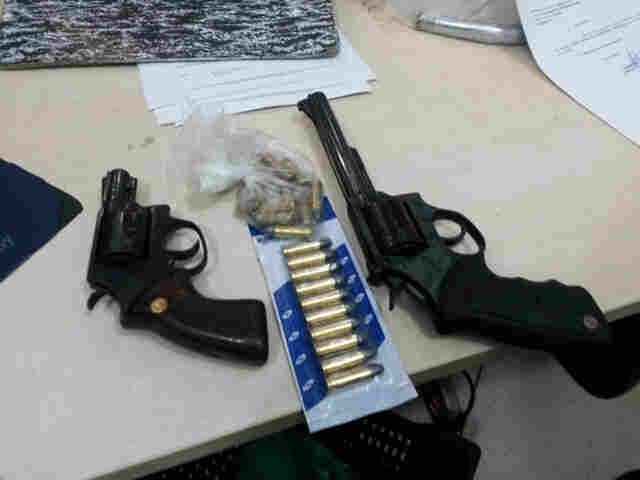 Homem faz ameaças de morte à esposa e PM o encontra com duas armas