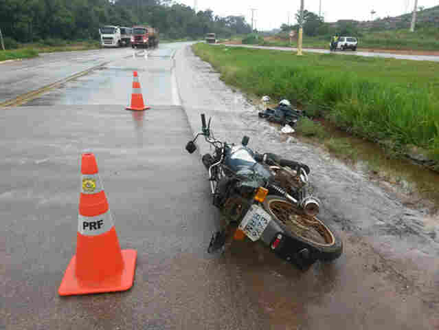 Vendedor morre ao bater em carreta na BR-364