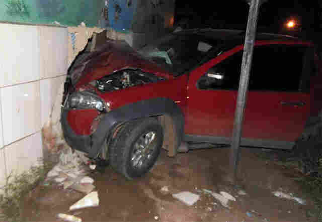 Motorista perde controle de carro e destrói sala de aula