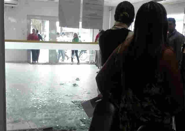 Estelionatário tenta golpe em agência bancária, quebra vidraça e foge